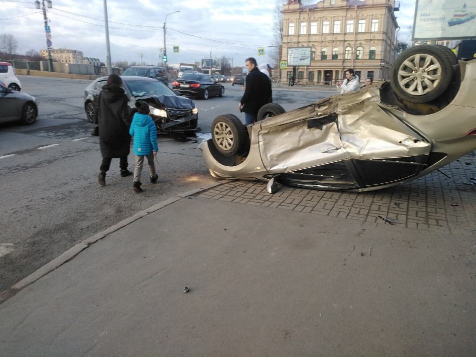 В ДТП на Песочной набережной перевернулся автомобиль