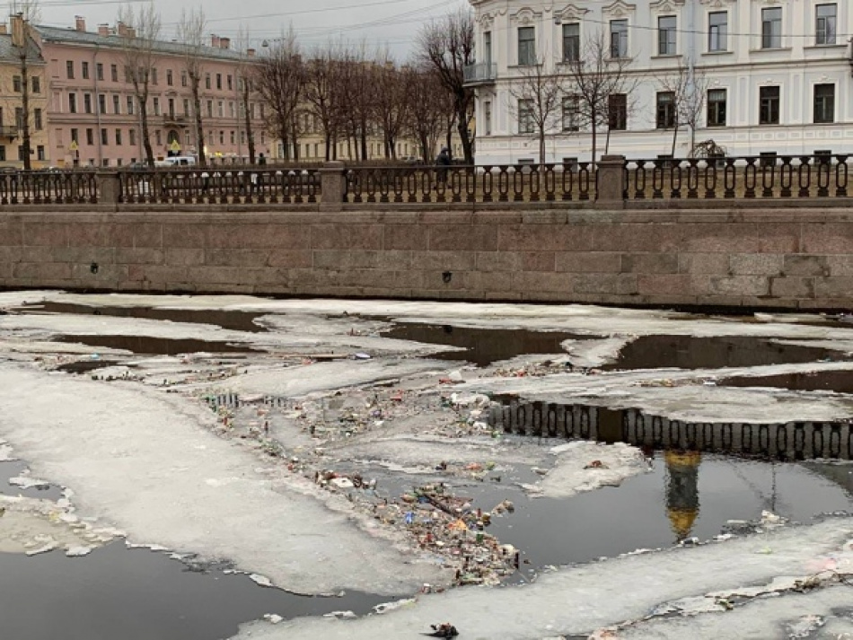 «Вид не из приятнейших»: Крюков канал превратился в плавучую свалку