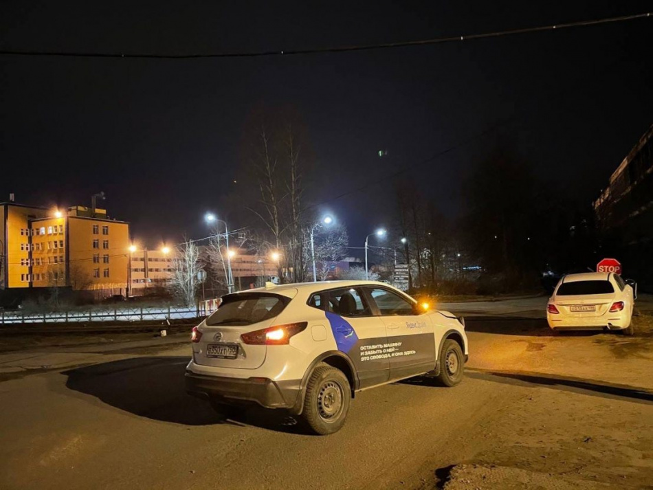 Каршеринг устроил ДТП с припаркованным авто на набережной Фонтанки