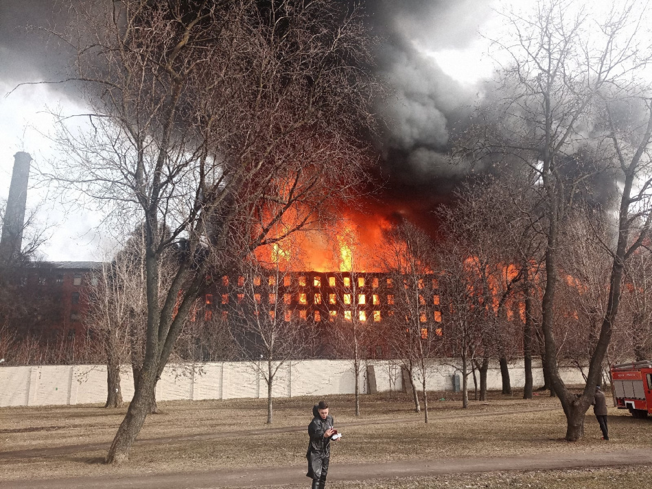 Специалисты тщательно осмотрели сгоревшее здание Невской мануфактуры в Петербурге