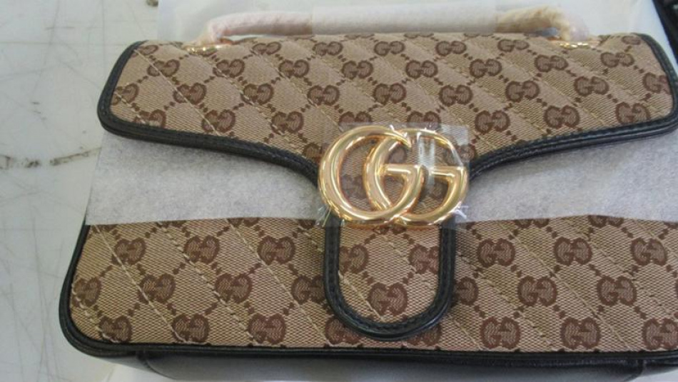 Поддельные сумки GUCCI и украшения Cartier задержали в таможне Пулково