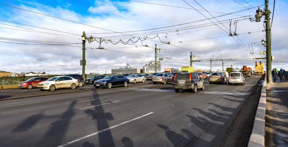 Ремонт асфальта на Литейном мосту завершили раньше запланированного