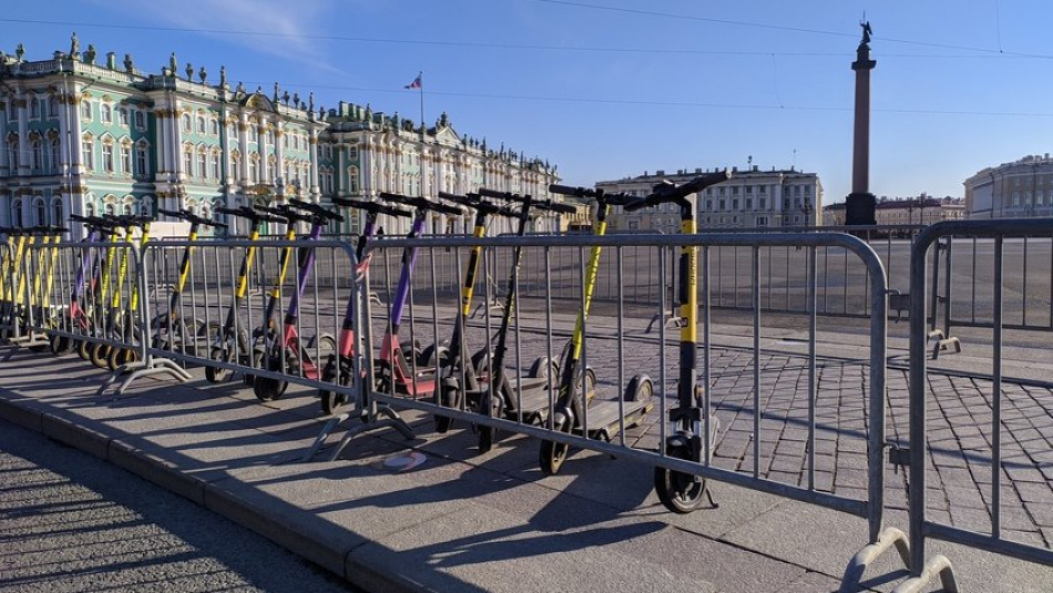На Дворцовой площади выставили ограждения в преддверии нового митинга за Навального