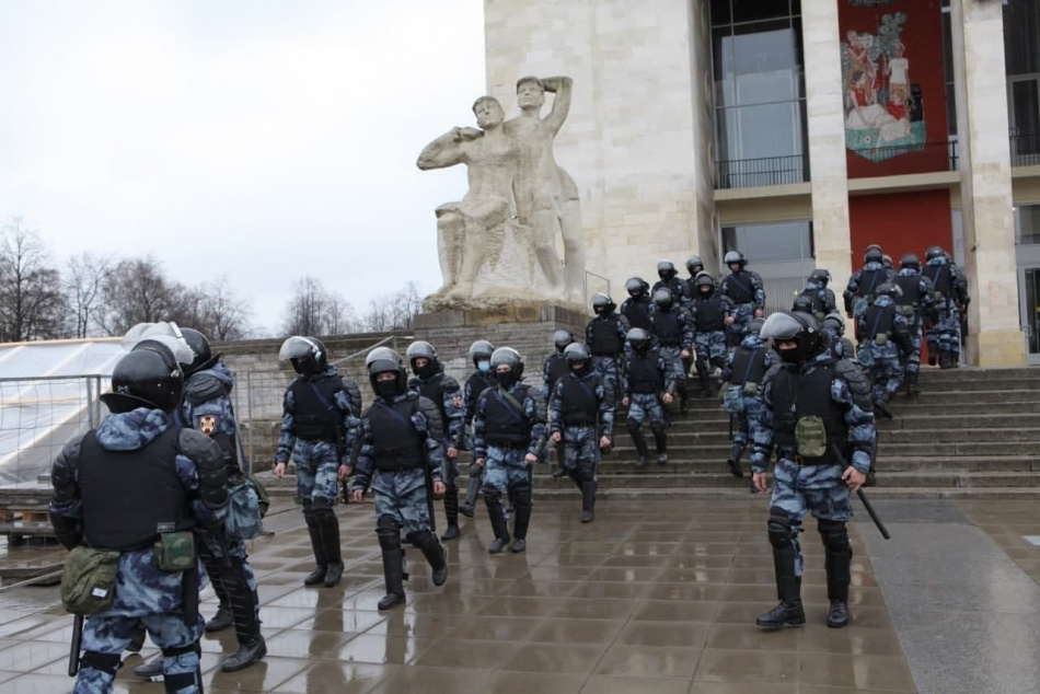 Росгвардейца, подвернувшего ногу во время несогласованного митинга в Петербурге, привезли в Мариинскую больницу
