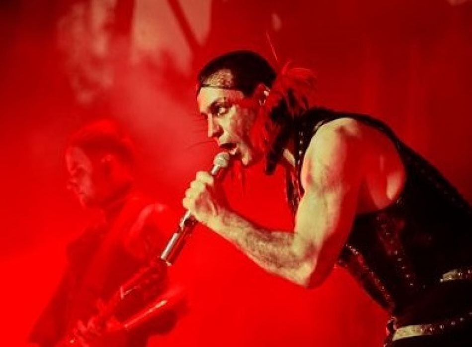 Лидер Rammstein спел советскую песню на русском языке