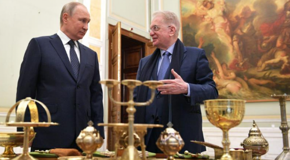Президент России передал Эрмитажу уникальную церковную утварь 19 века