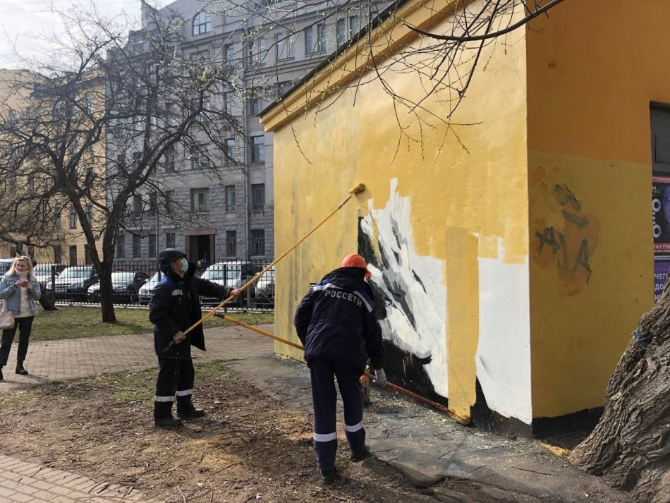 На авторов граффити с Навальным в Петербурге завели уголовное дело