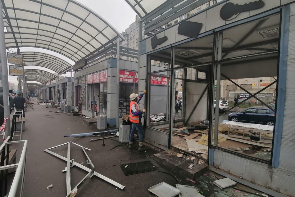 Проспект Энгельса начали зачищать от незаконных ларьков