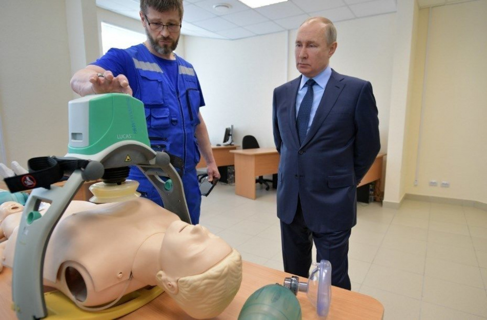 Путин осмотрел новое здание станции скорой помощи в Пушкине