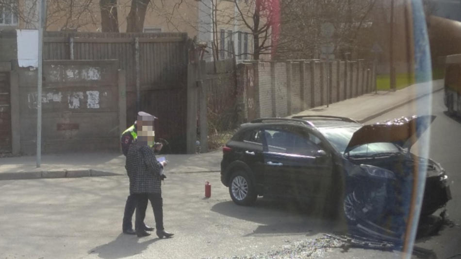 Дама на «Киа» протаранила автобус с детьми на севере Петербурга