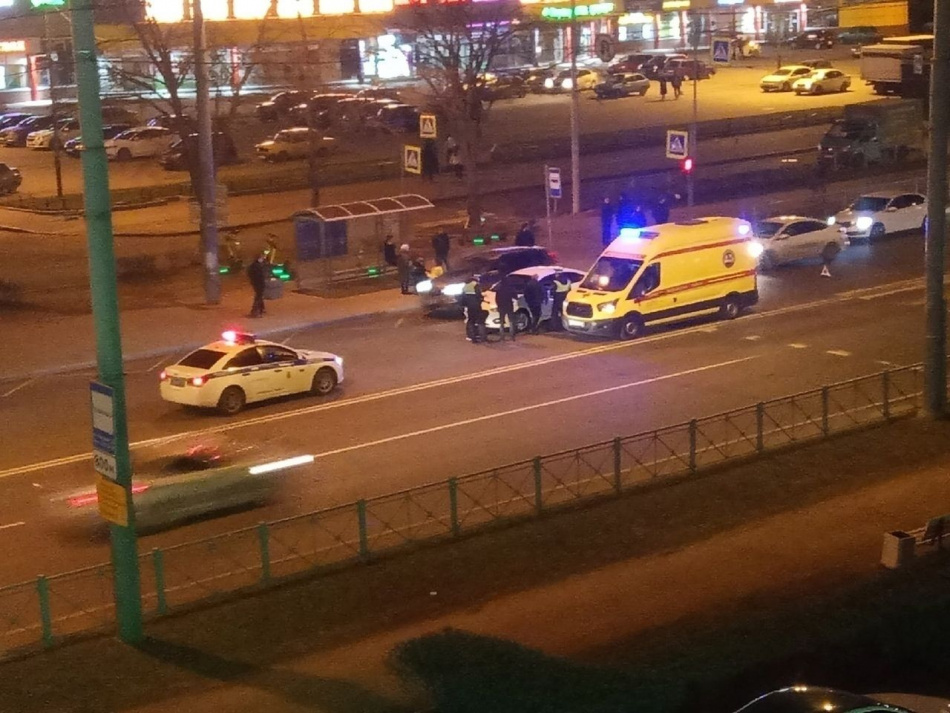 В Петербурге автомобиль сбил мужчину на пешеходном переходе