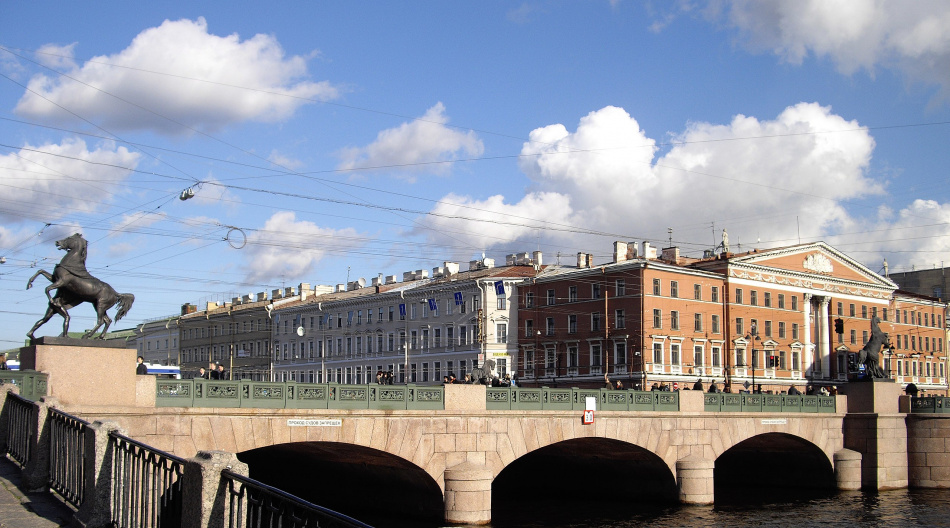 Прогулочный катер врезался в опору Аничкова моста в Петербурге