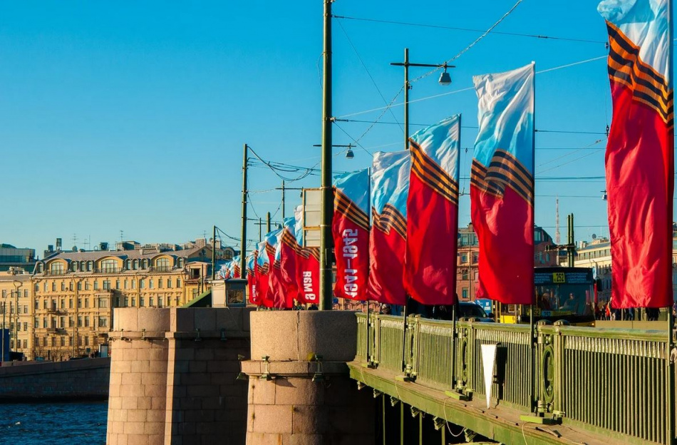 По рекам и каналам Петербурга впервые прошла «Бессмертная флотилия»