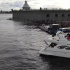 18-летний тиктокер устроил концерт на яхте, собрав у Петропавловской крепости толпу школьников