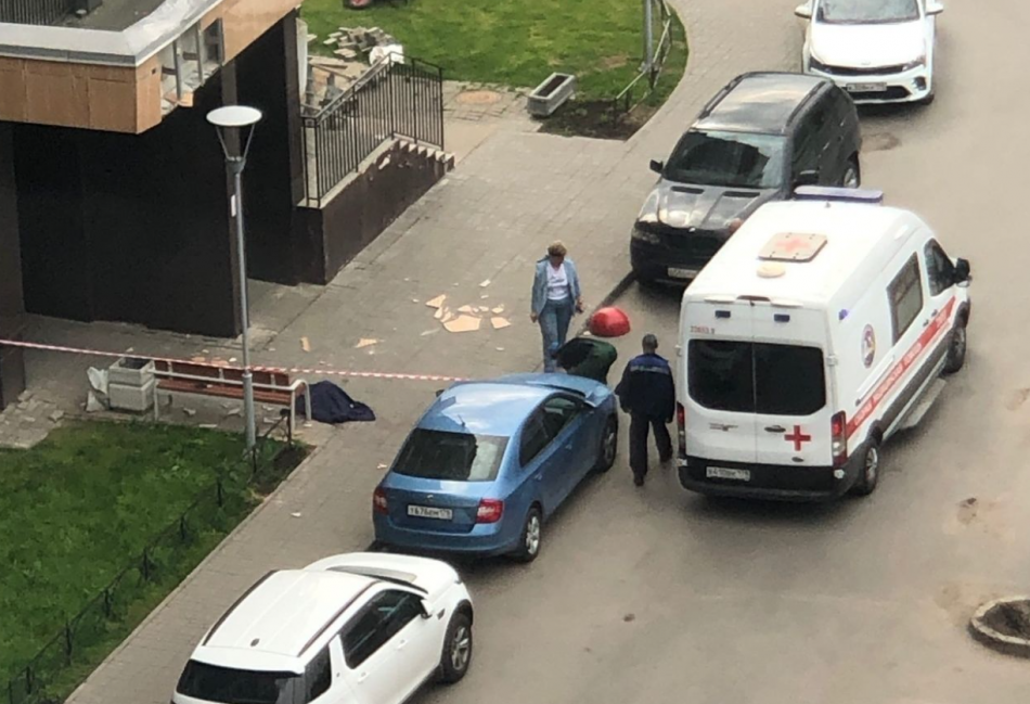 Женщина выпала с балкона. На улице Адмирала Лазарева упала женщина с окна. Пассажи упал с балкона.
