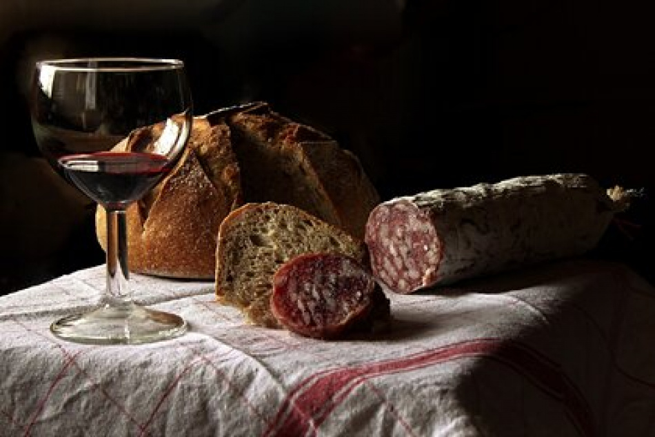 Петербургский врач назвала запрещенные для сочетания с вином продукты