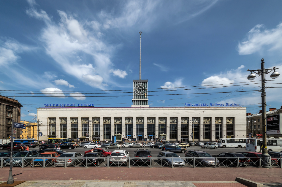 На Финляндском вокзале желающие выехать за город устроили давку