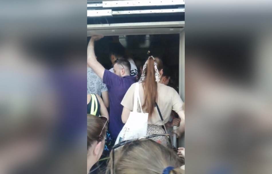 В Петербурге пассажиры переполнили пригородные поезда
