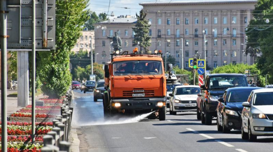 В Петербурге из-за аномальной жары станут чаще поливать городские улицы