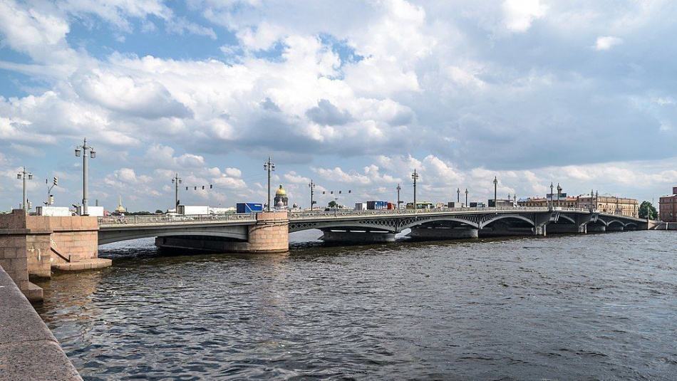 Яхта зацепила опору моста в Петербурге