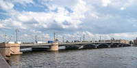 Яхта зацепила опору моста в Петербурге