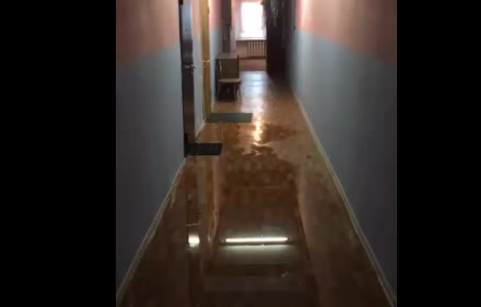 «Выплатим компенсацию»: вчерашний ливень затопил и оставил без света многоэтажку на Наличной