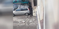 На Петроградке кусок штукатурки с фасада едва не упал на маму с коляской На Петроградке кусок штукатурки с фасада едва не упал на маму с коляской