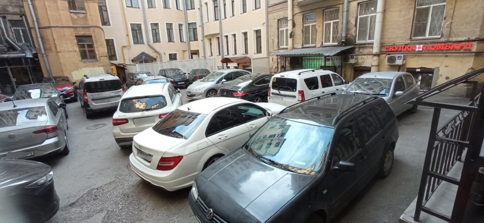Жители Петербурга рассказали о «самом страшном автохамском» доме в городе