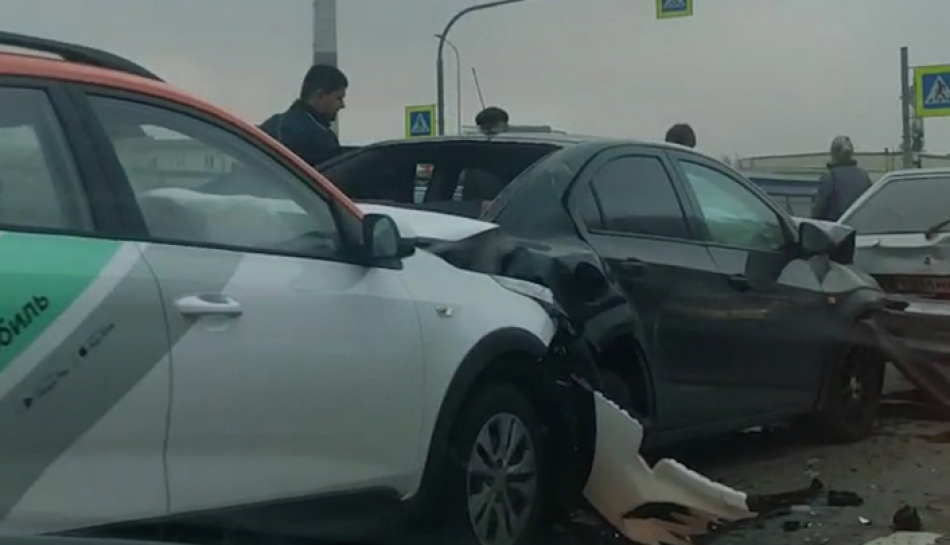 «Каршеринг» стал причиной массовой аварии на Парашютной улице
