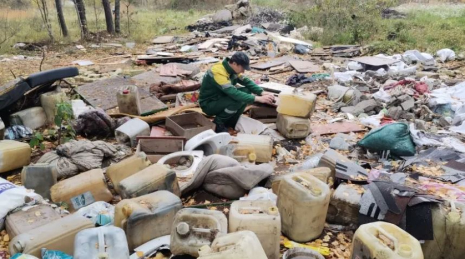 Работник месяца: разбрасывающий мусор дворник попал в обзор камеры наблюдения в Колпино