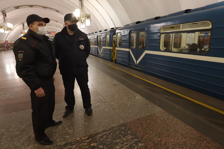 Четверых безмасочников оштрафовали в метро Петербурга