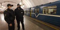 Четверых безмасочников оштрафовали в метро Петербурга Четверых безмасочников оштрафовали в метро Петербурга