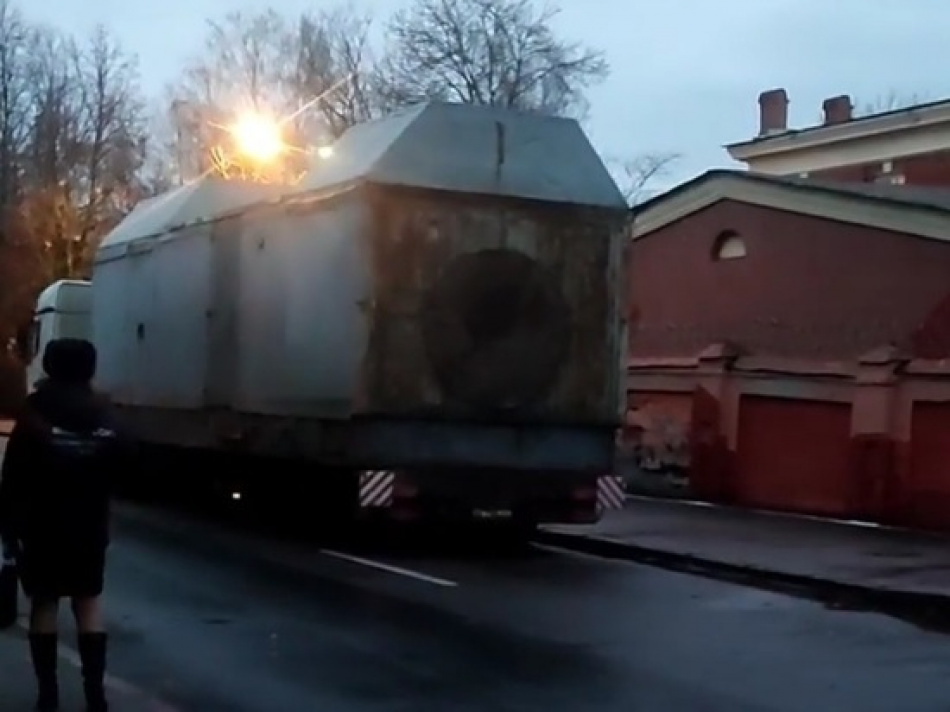 Снесшие оборудование в тоннеле дамбы грузовики нашлись в Кронштадте