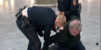 «Сразу начали заламывать»: тренер Ильин пожаловался на задержание в Пулково «Сразу начали заламывать»: тренер Ильин пожаловался на задержание в Пулково