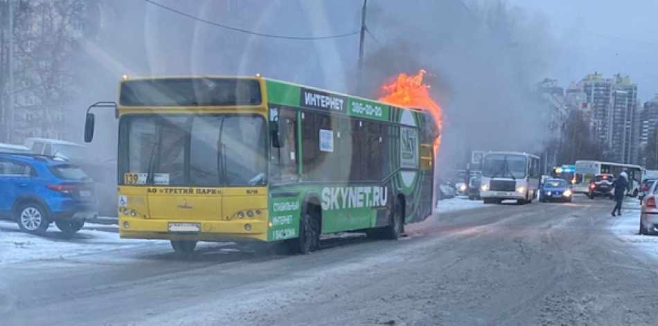 Автобус 193 маршрут остановки. Сгорел автобус в Колпино.