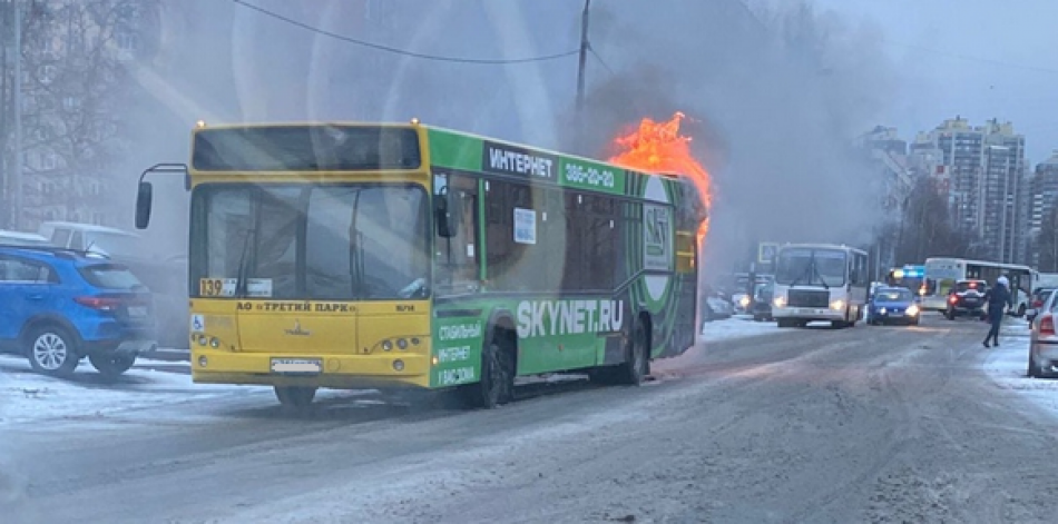 На проспекте Луначарского вспыхнул пассажирский автобус