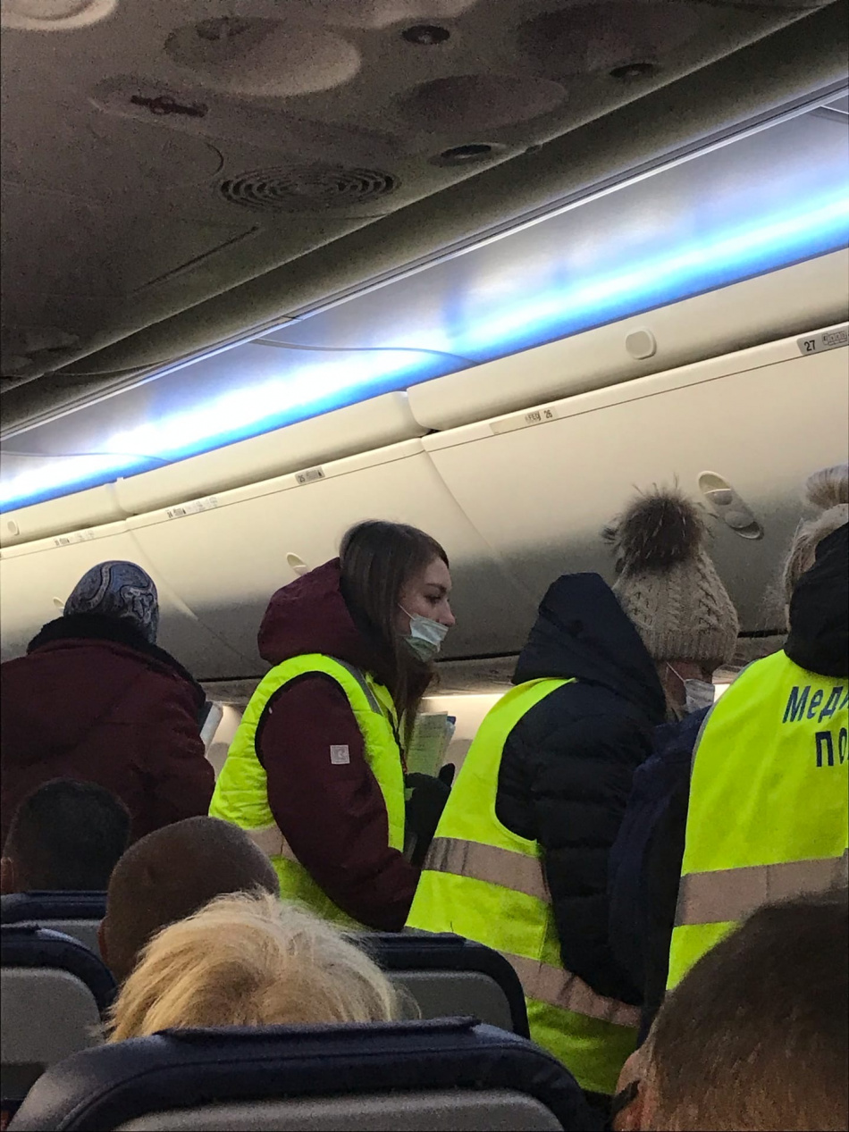 Четырехлетней довочке с высокой температурой экстренно оказали помощь на борту самолета, следующего из Египта в Петербург