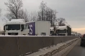 Помощь подоспела: трактор избавил Московское шоссе от очередной многокилометровой пробки