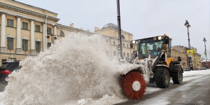 В Василеостровском районе Петербурга коммунальщики сбрасывали снег на припаркованные машины
