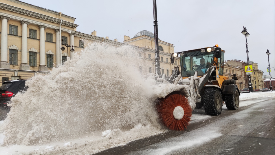 За неделю с дорог Петербурга увезли более 104 тыс. кубометров снега