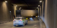 Проезд полностью ограничен: фура перекрыла движение в Канонерском тоннеле