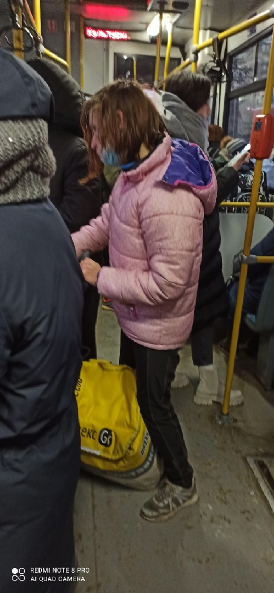 В Петербурге женщина с ДЦП работает в мороз доставщиком еды с годовалым сыном на руках