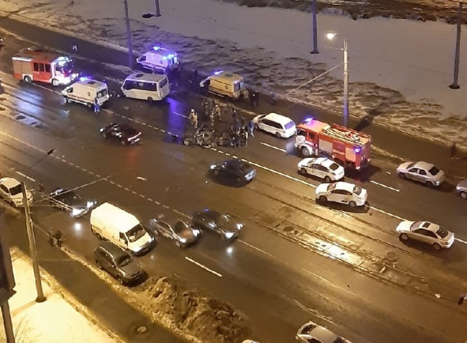 Видео аварии в санкт петербурге вчера. Авария в Питере на Дыбенко. Происшествие СПБ вчера. ДТП Лексус в Кемерово.