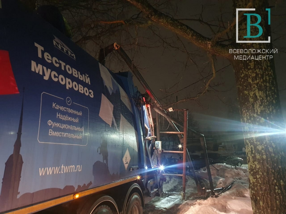 В Токсово мусоровоз снес две трубы и оставил без отопления местную поликлинику