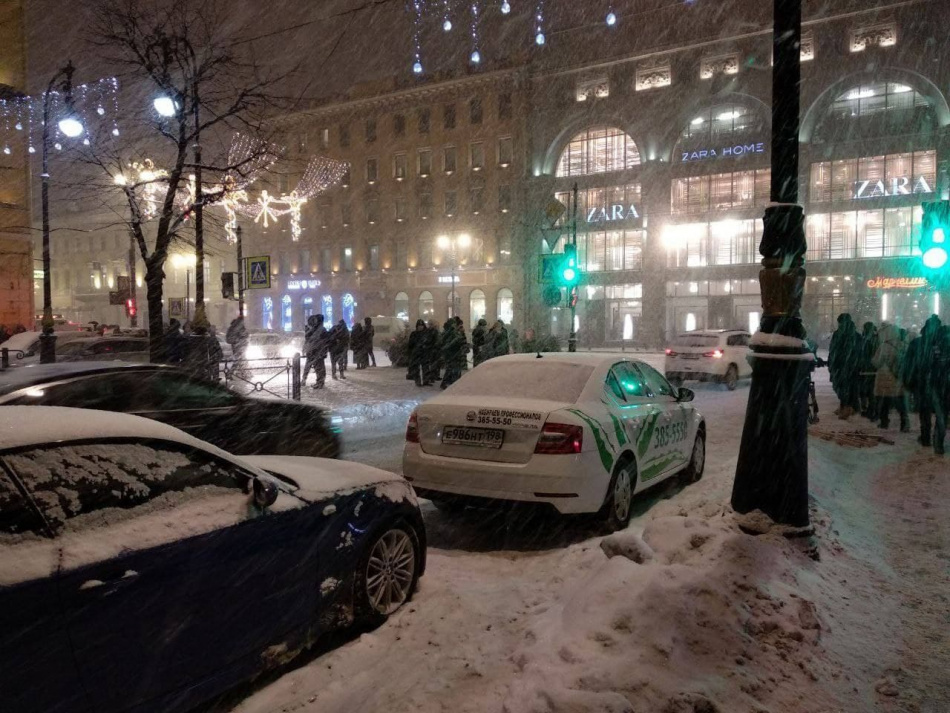 В 2021 на уборку снега в Петербурге выделили меньше денег, чем в 2020 году