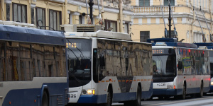 Троллейбусы и трамваи меняют маршруты из-за потопа на улице Руставели в Петербурге