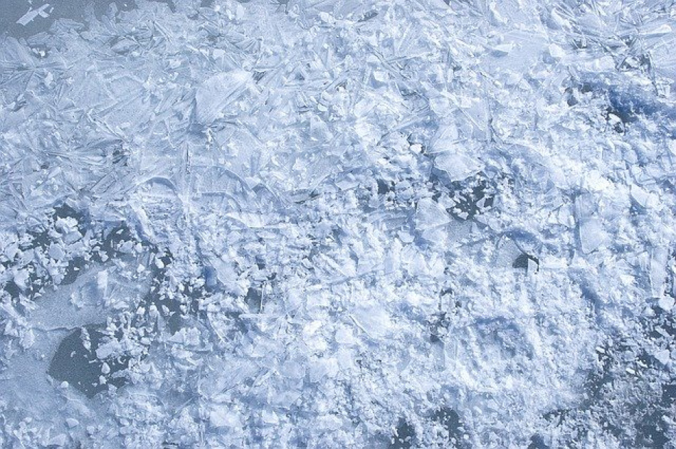 Оттепель и снегопад снова превратили дороги Петербурга в каток