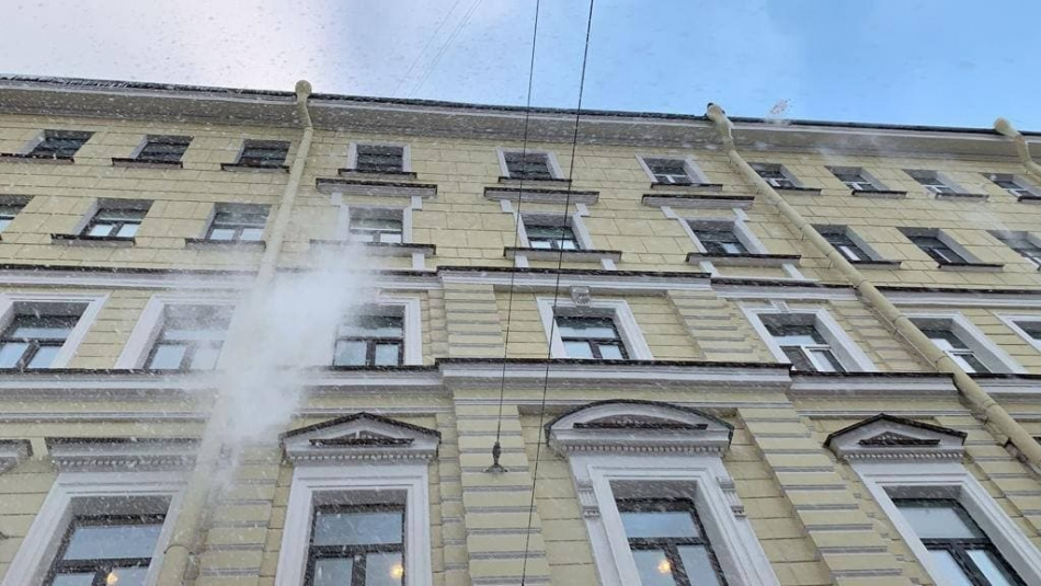 В Центре Петербурга 120 домов очистили от снега