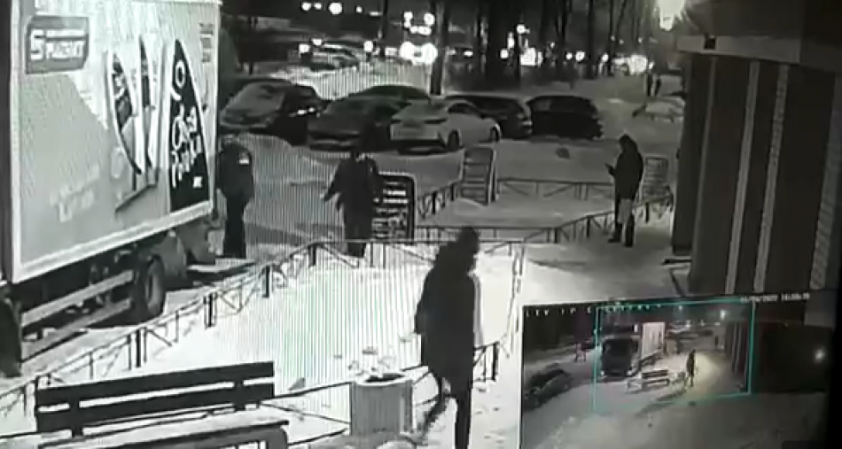 В Усть-Славянке грузчики сетевого магазина избили мужчину, после того как он сделал им замечание о парковке на тротуаре