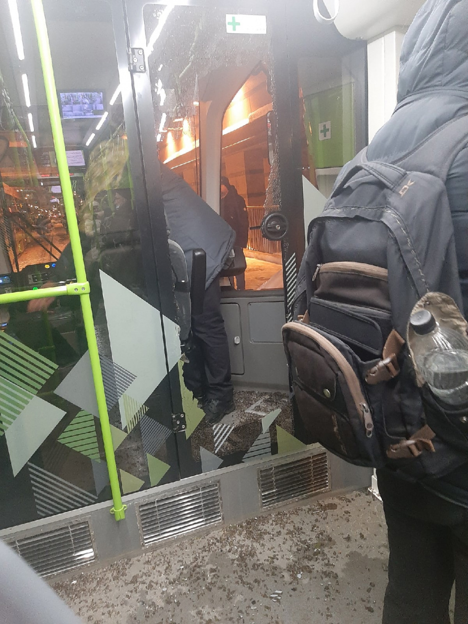 Проехал свою остановку: пассажир «Чижика» разбил стекло трамвая у метро «Ладожская»